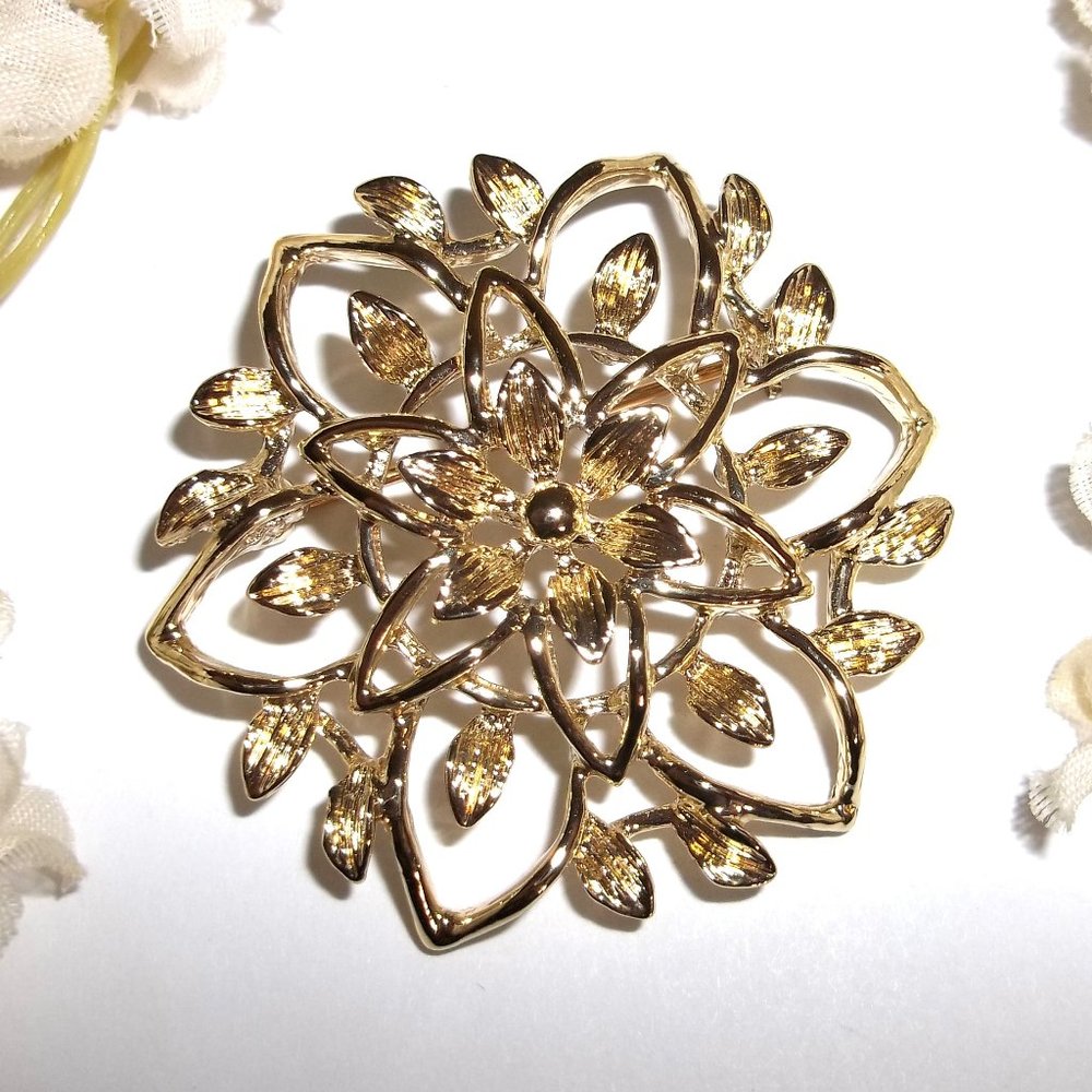 Sarah Coventry Brooch Gold Vintage Flower Brooch Peta-Lure Retro Jewlery C442